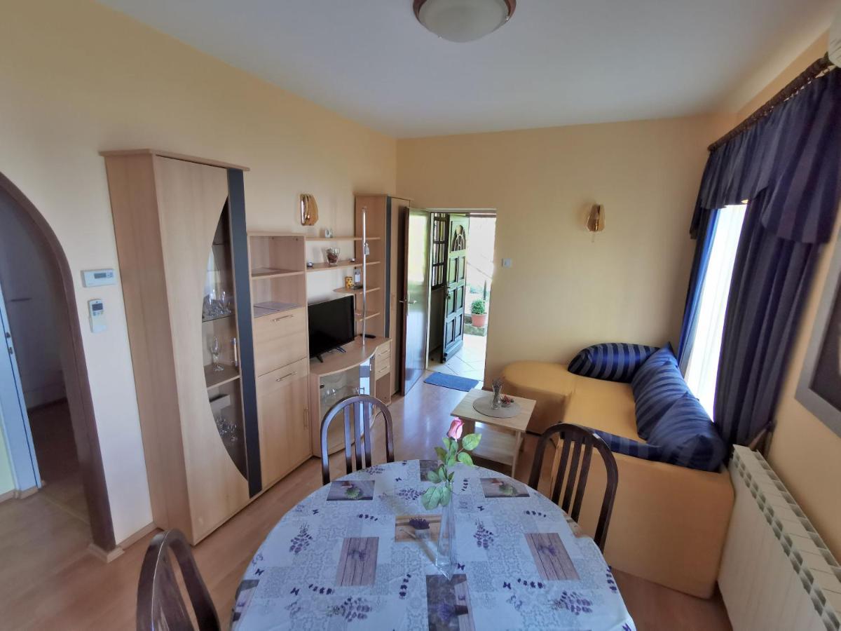 Apartment Delost Lovran Eksteriør billede